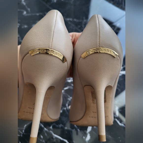 Burberry pointed toe pump size 7 - Picture 5 of 6